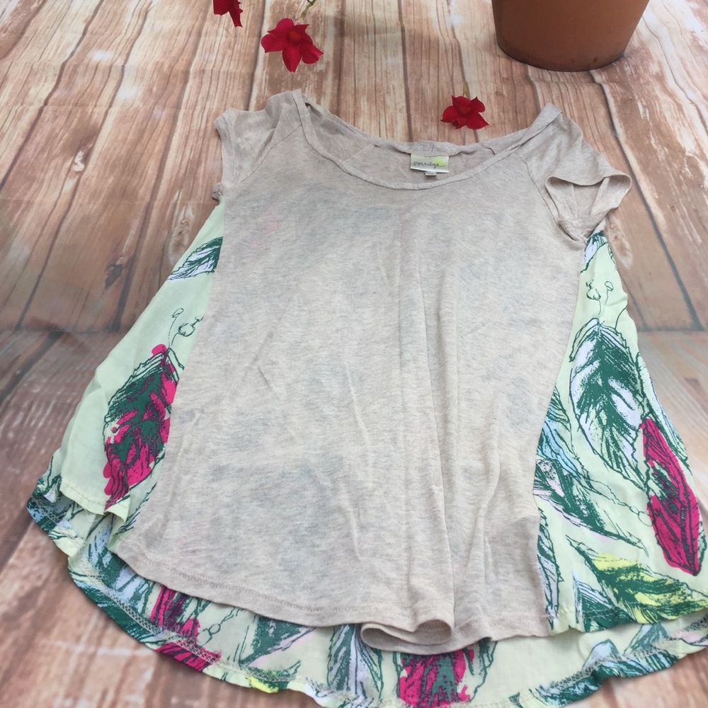 Porridge tee front feather flowing print side/back